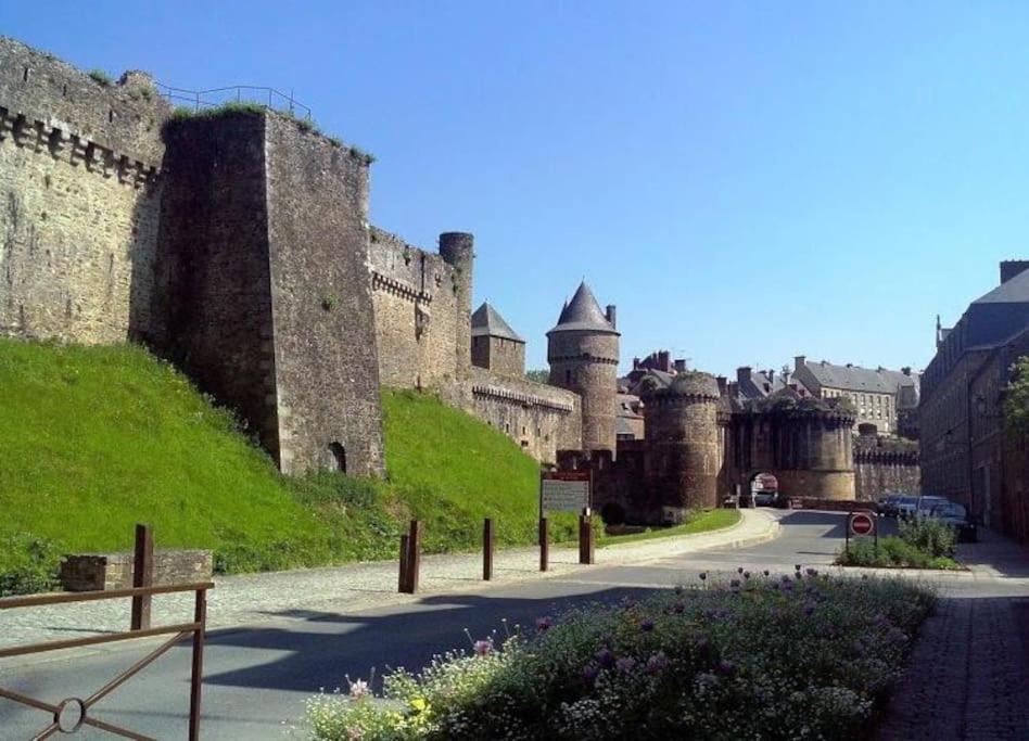 House At The Foot Of The Castle Of Fougeres Villa Eksteriør billede